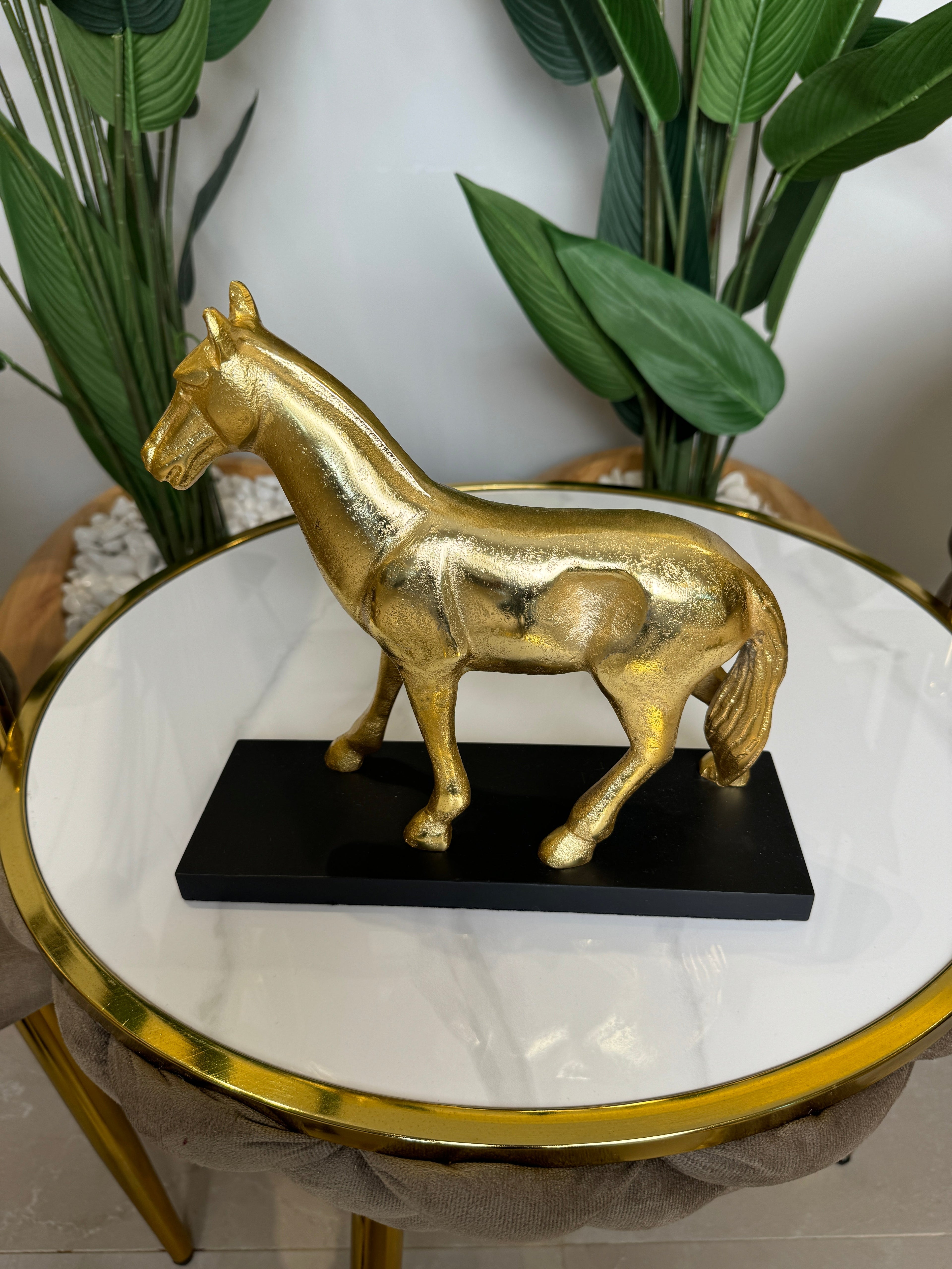 Statue de Cheval au Trot Dorée en Résine - Symbole de Richesse