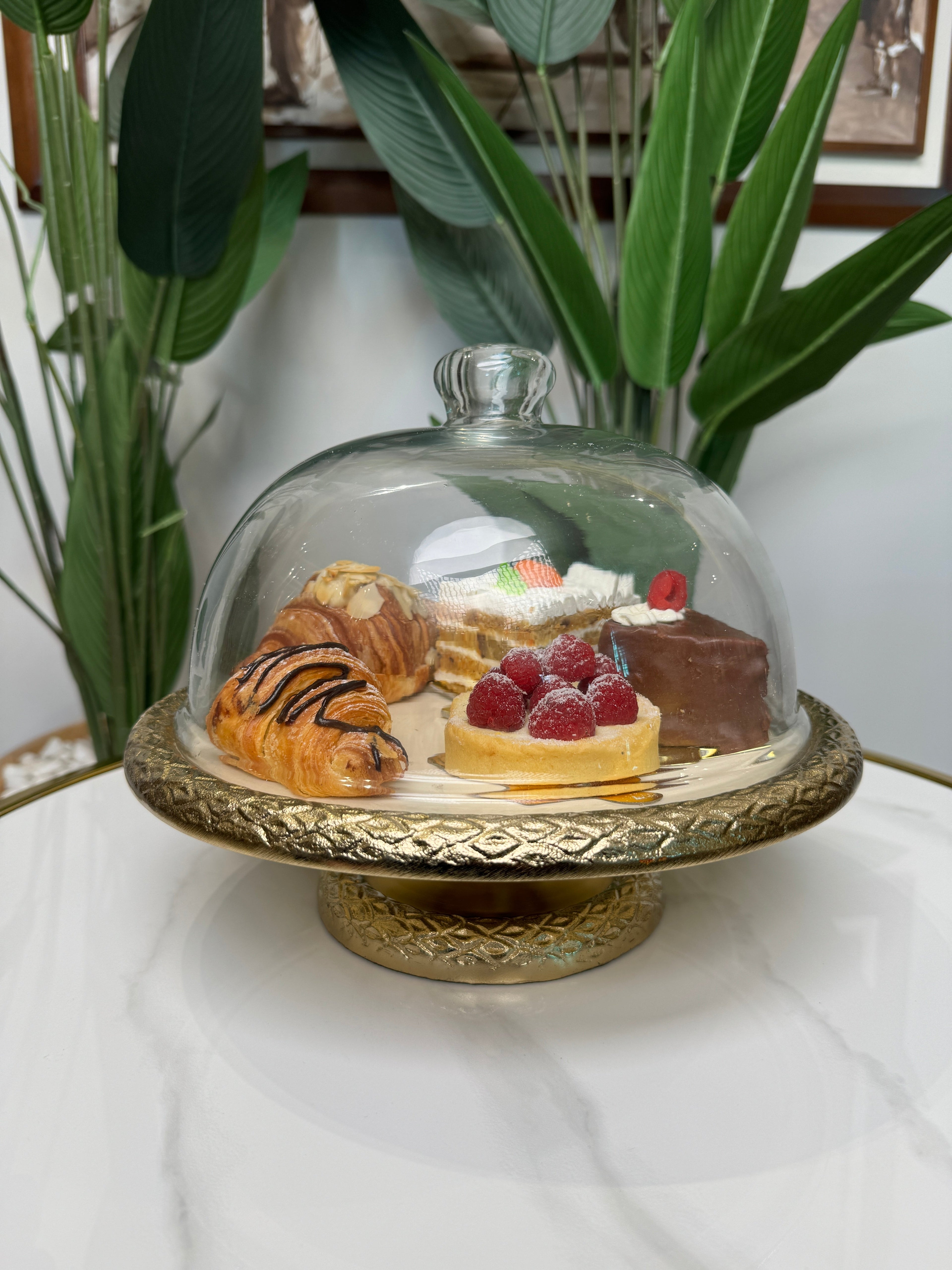 plat à gâteaux en métal doré