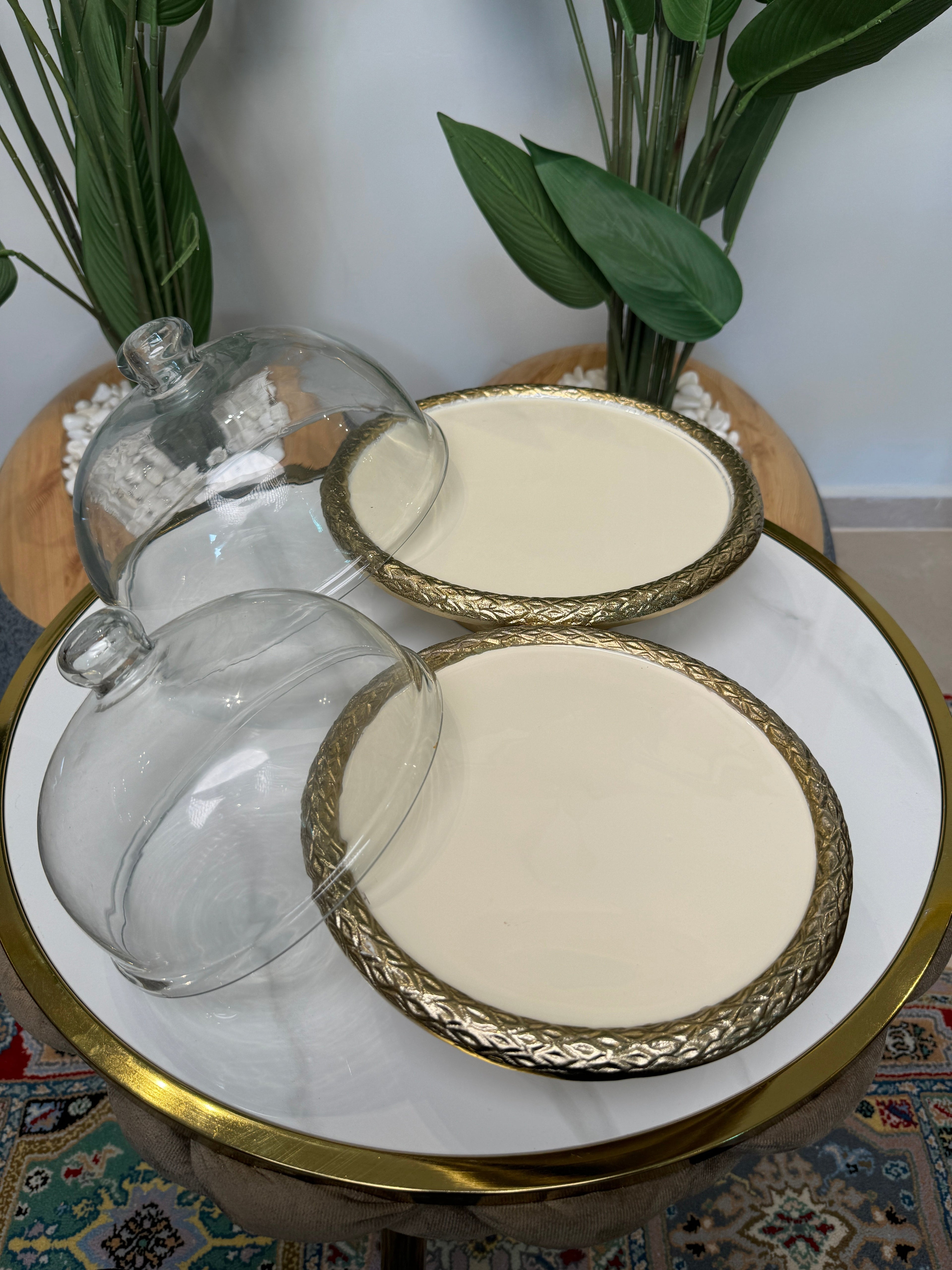 plat à gâteaux en métal doré